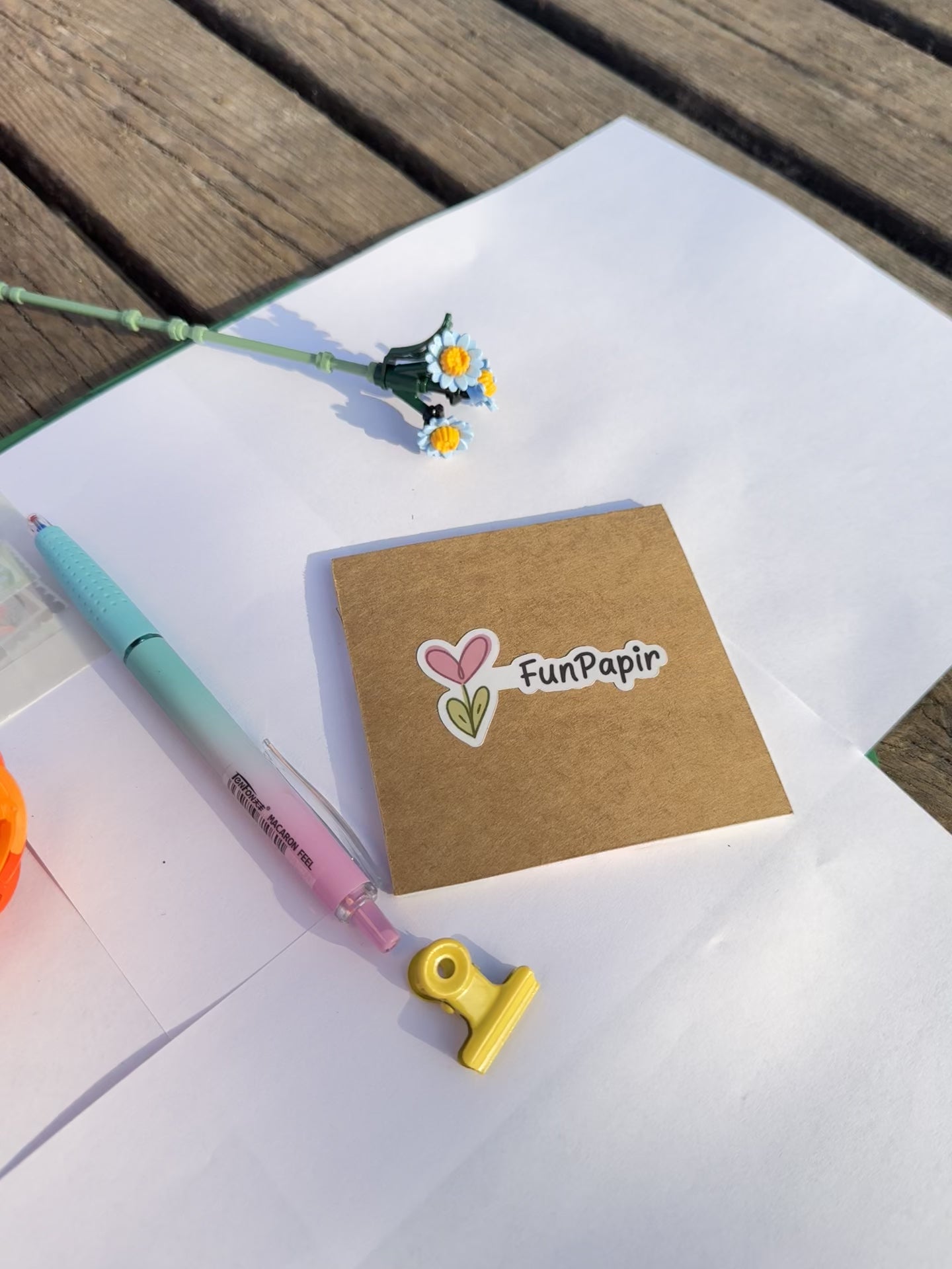 Capy-Flower Spring Bundle: 5 stickers, Smooth writing pen and Memo pad